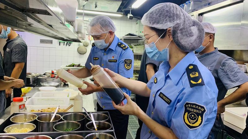 冷链配送是保证食品新鲜度的重要手段。消费者在选择食品批发厂家时，应关注以下方面：
